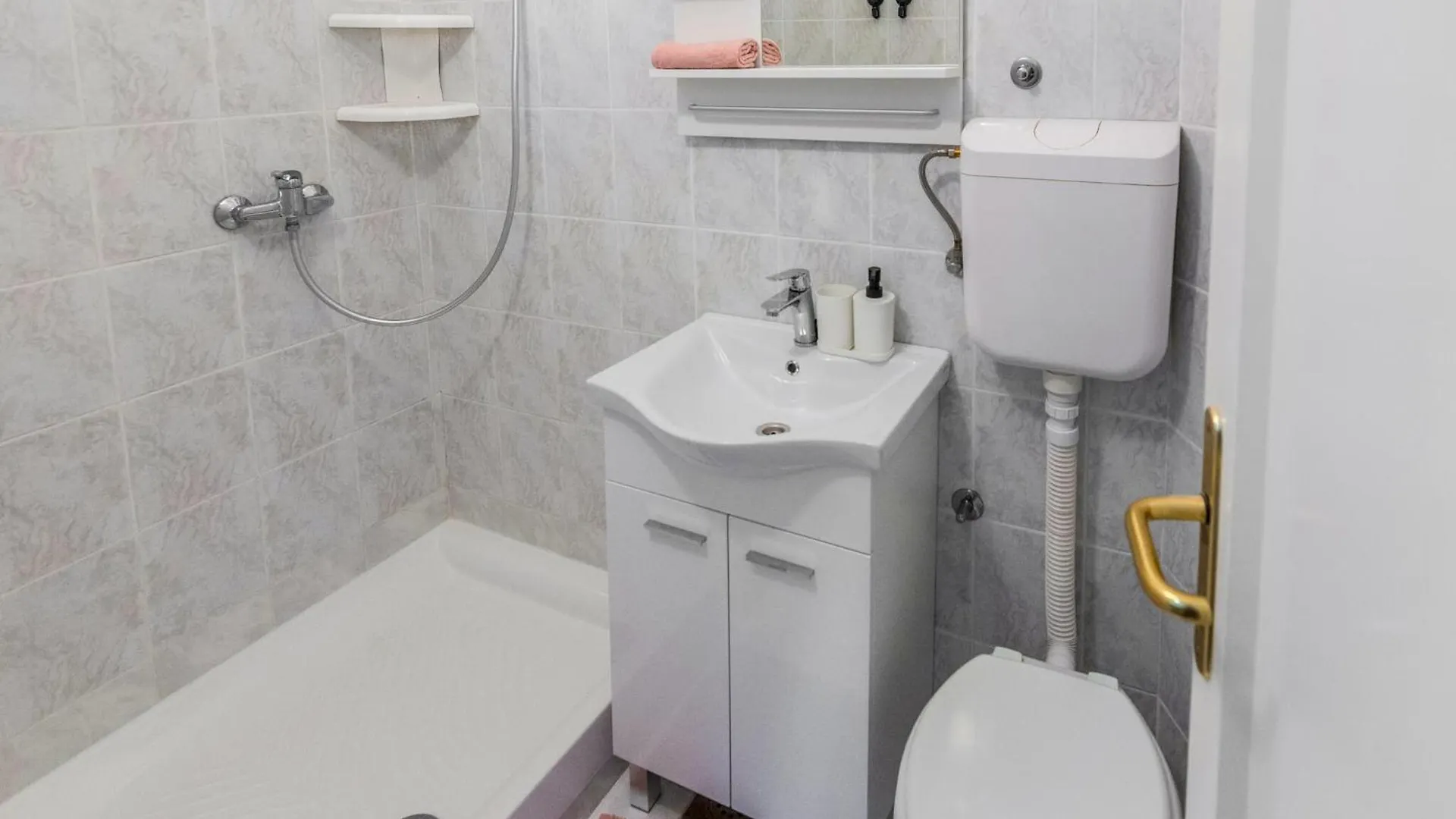 1 Bedroom Gorgeous Apartment In Nin