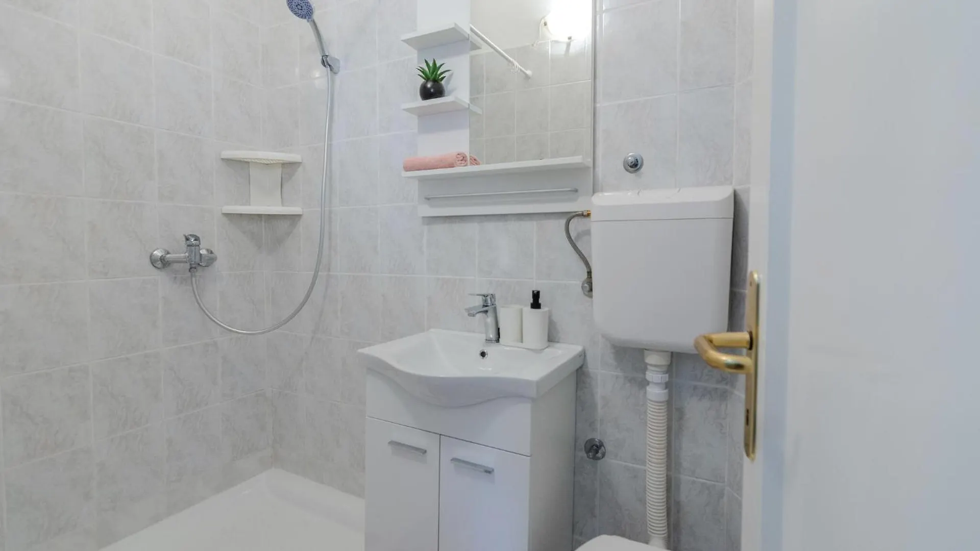 1 Bedroom Gorgeous Apartment In Nin